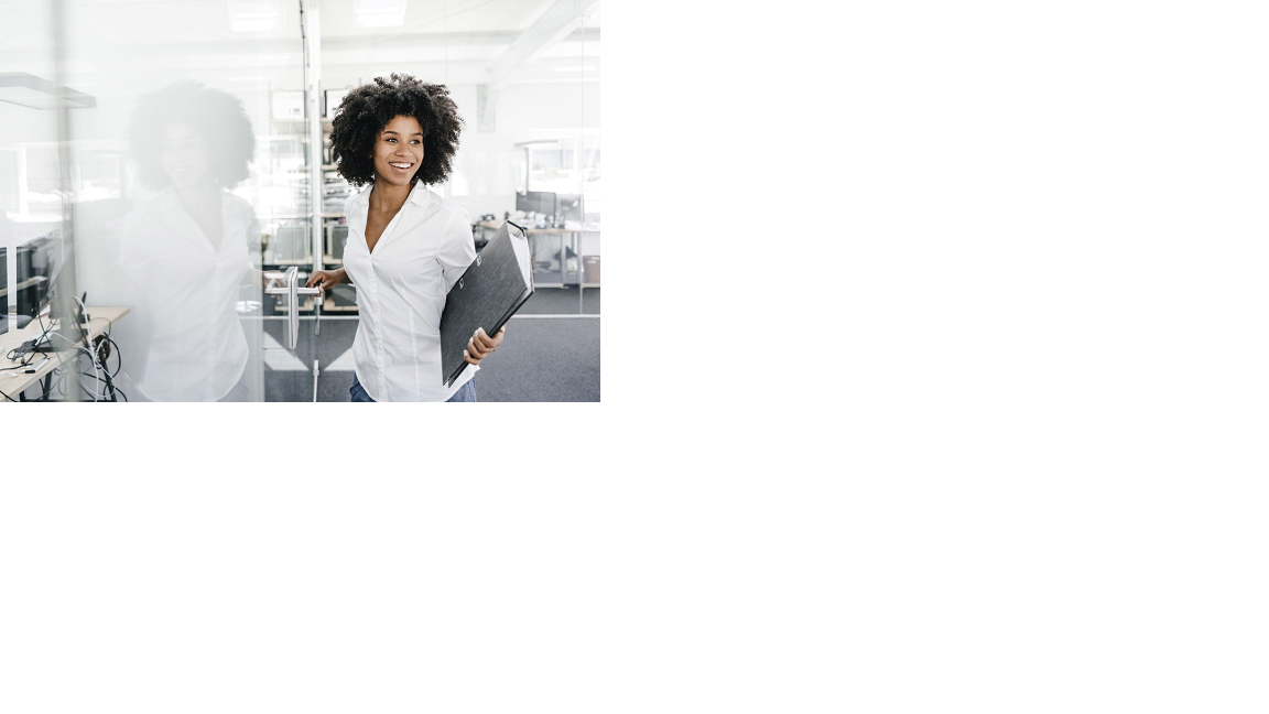 Administrativa en una oficina con una carpeta en la mano